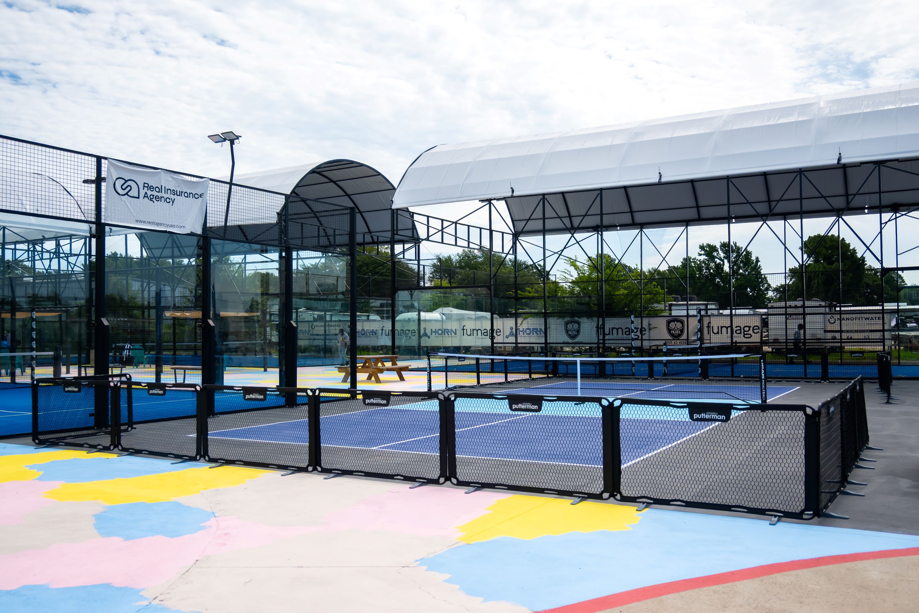Covered outdoor courts at Padel Country Club